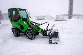 Neuschnee auf der Zugspitze: Erste Schneeräumarbeiten der Saison auf der Zugspitze.