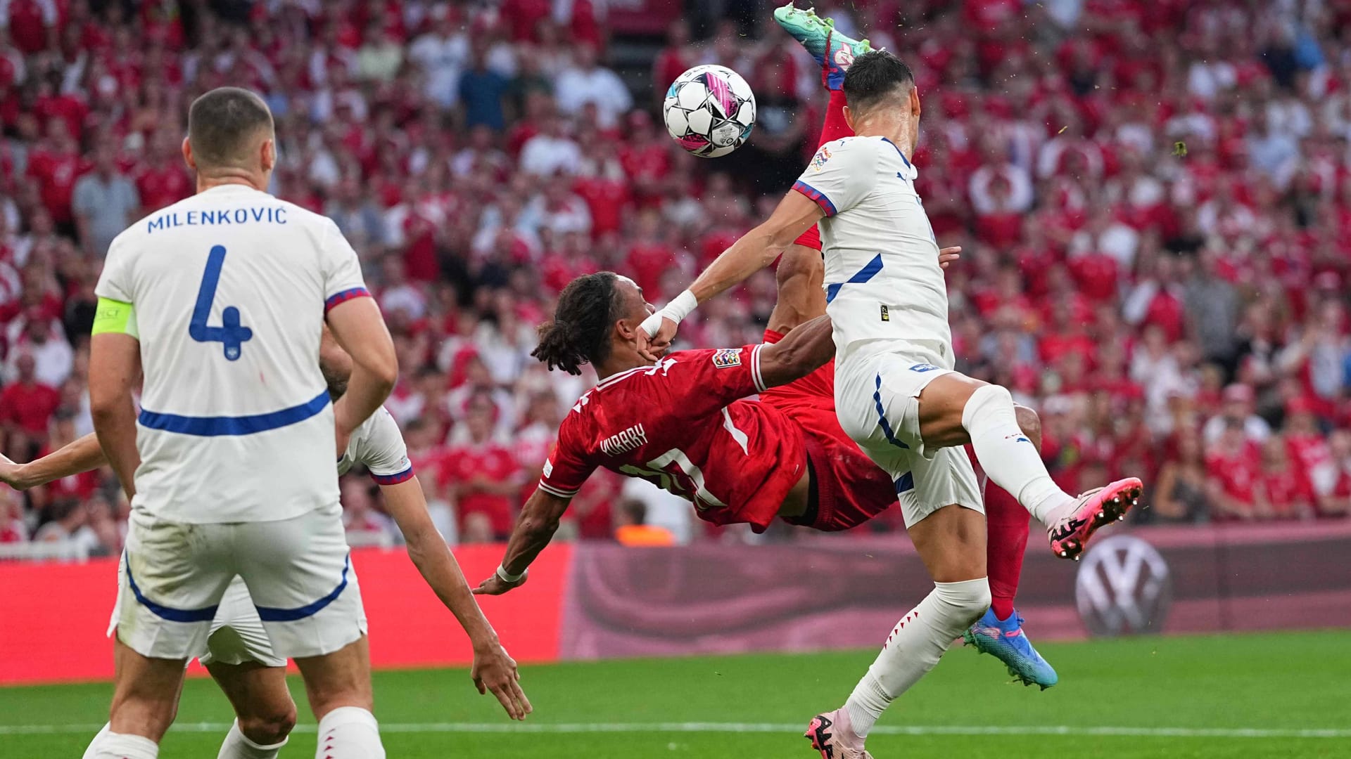 Yussuf Poulsen in der Luft, der Ball kurz danach im Tor.