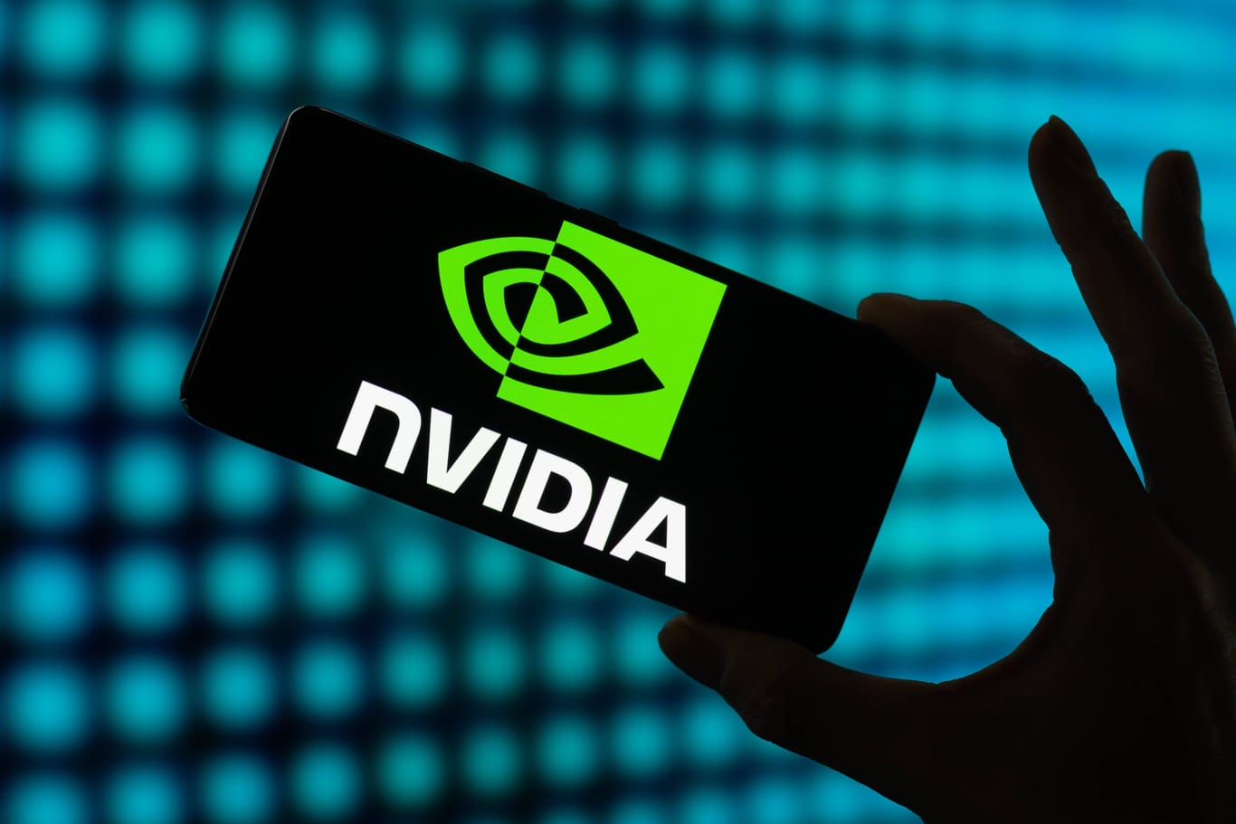 Nvidia Logo auf einem Smartphone. Der Tech-Konzern erlebt im September zum ersten Mal einen rapiden Einbruch an der Börse.