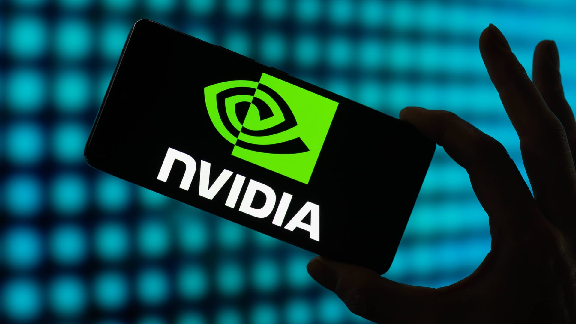 Nvidia Logo auf einem Smartphone. Der Tech-Konzern erlebt im September zum ersten Mal einen rapiden Einbruch an der Börse.