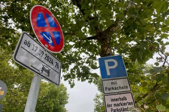 Beschilderung an der Baustelle für den neuen Park: Absolutes Halteverbot gilt hier seit heute.