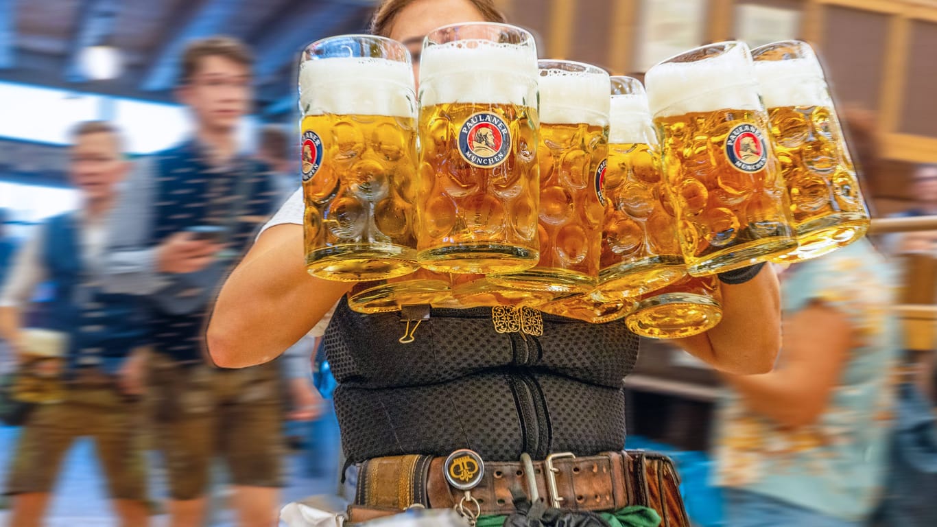 Kellnerin auf der Wiesn (Symbolfoto): Das erste Wiesn-Wochenende ist geschafft.