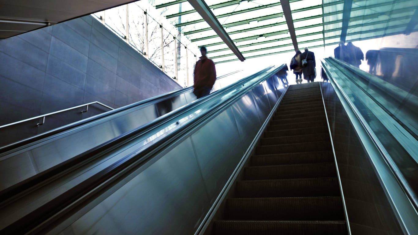 Eine Rolltreppe in einer Münchner U-Bahnstation (Archivbild): Die Klägerin argumentierte, dass die Reinigung der Zugänge des U-Bahnhofs nicht ausreichend gewesen sei.