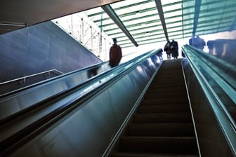 Eine Rolltreppe in einer Münchner U-Bahnstation (Archivbild): Die Klägerin argumentierte, dass die Reinigung der Zugänge des U-Bahnhofs nicht ausreichend gewesen sei.