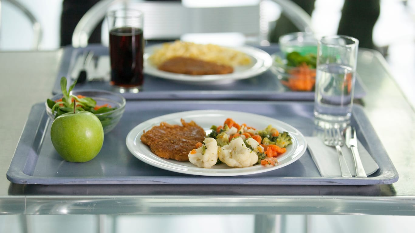 Schulessen (Symbolbild): Der erste Berliner Bezirk hat angekündigt, seinen Vertrag mit einem umstrittenen Schulcaterer auflösen oder kündigen zu wollen.