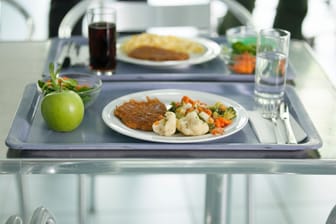 Schulessen (Symbolbild): Der erste Berliner Bezirk hat angekündigt, seinen Vertrag mit einem umstrittenen Schulcaterer auflösen oder kündigen zu wollen.