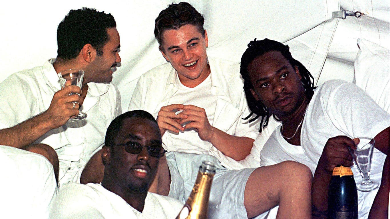 Leonardo Di Caprio: Inmitten der legendären P. Diddy-Party sitzt der damals 23-jährige "Titanic"-Star.