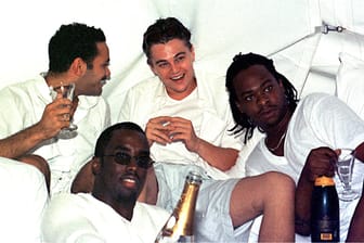 Leonardo Di Caprio: Inmitten der legendären P. Diddy-Party sitzt der damals 23-jährige "Titanic"-Star.