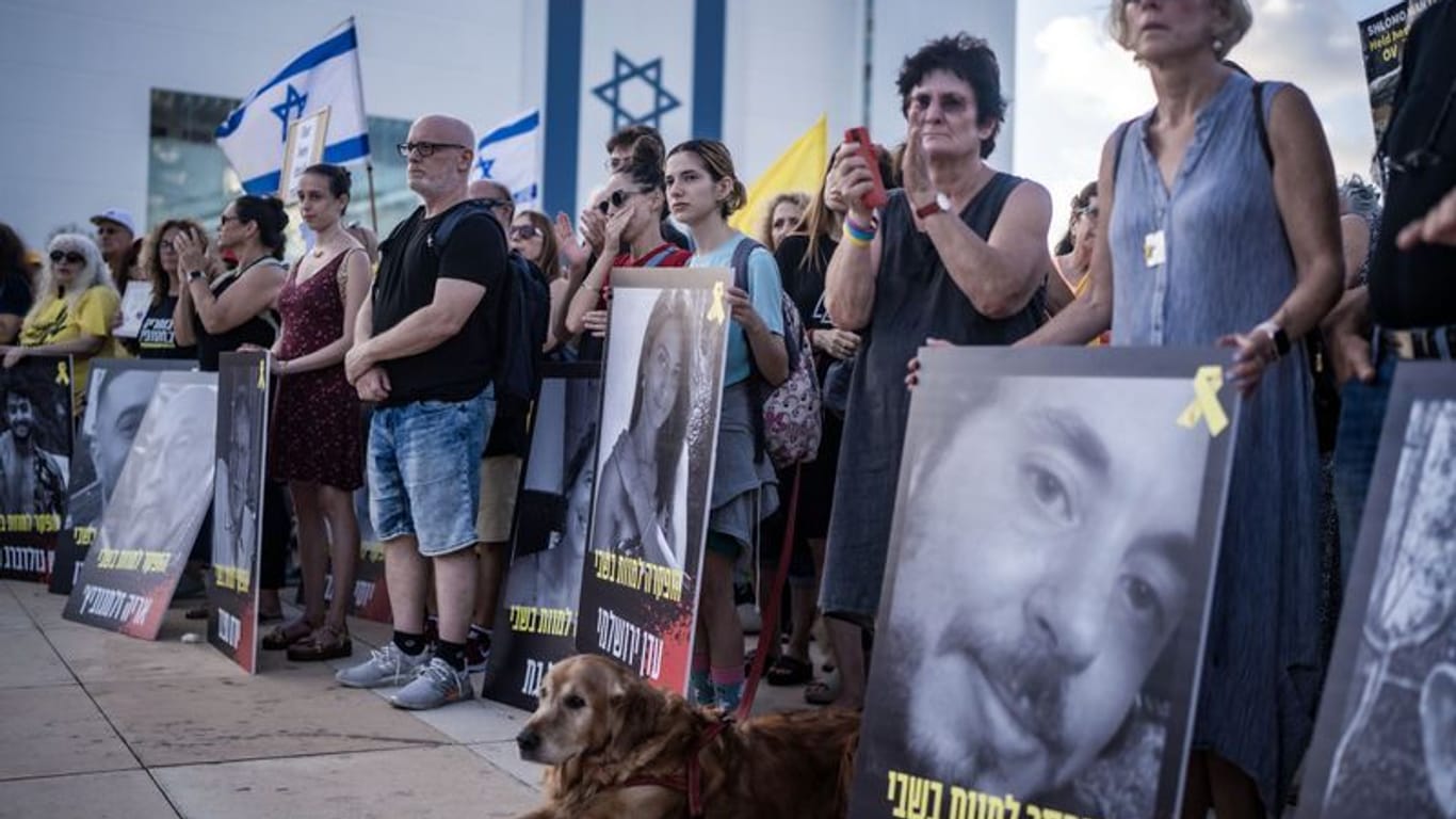 Demonstranten fordern in Tel Aviv die Freilassung israelischer Geiseln.