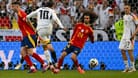 Die 107. Minute im EM-Spiel zwischen Deutschland und Spanien: Marc Cucurella breitet den Arm aus.