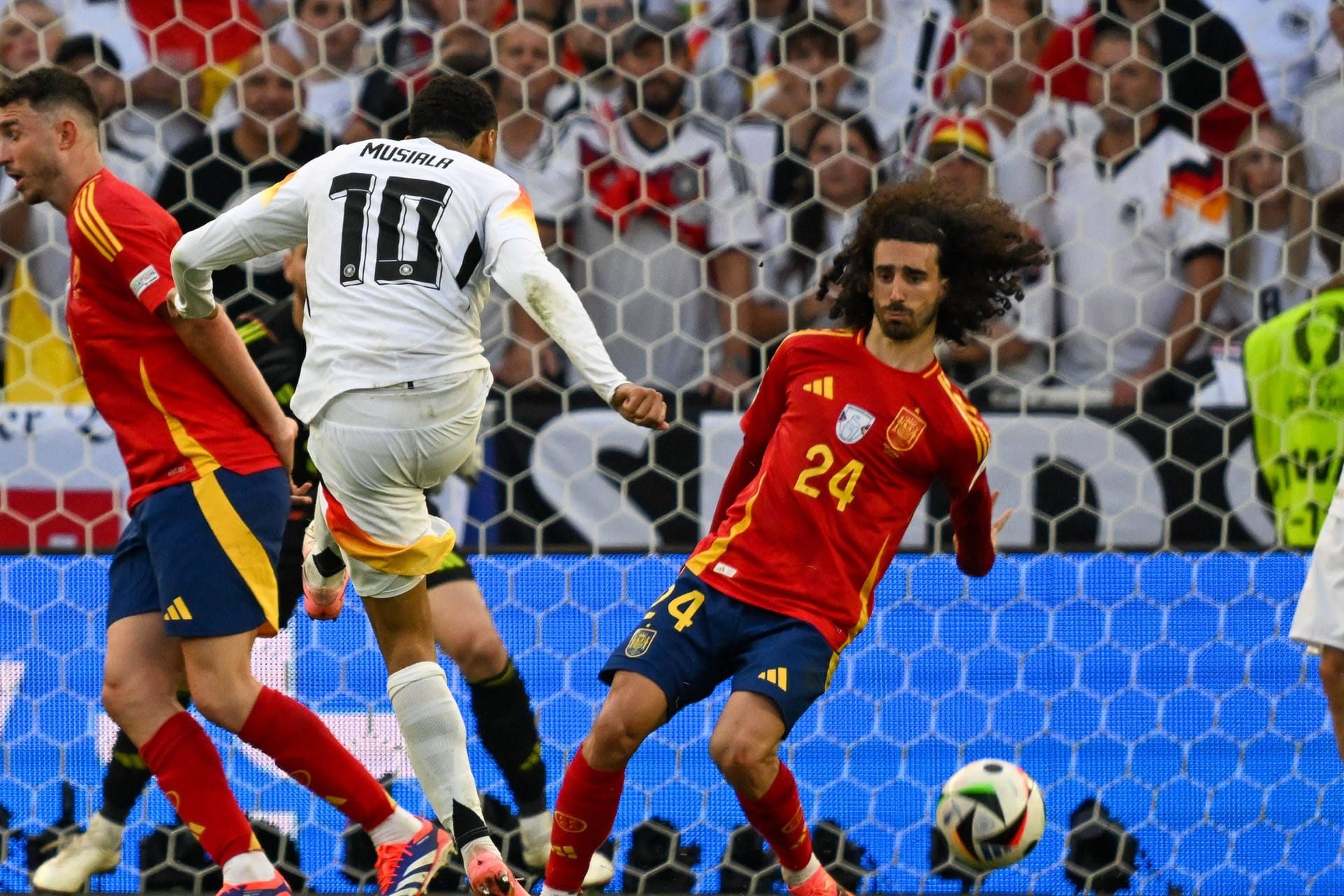 Die 107. Minute im EM-Spiel zwischen Deutschland und Spanien: Marc Cucurella breitet den Arm aus.