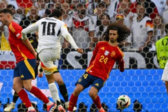 Die 107. Minute im EM-Spiel zwischen Deutschland und Spanien: Marc Cucurella breitet den Arm aus.