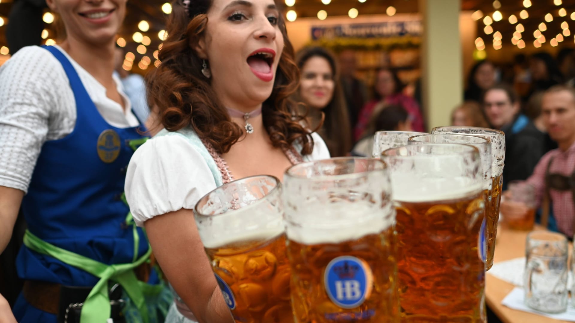 Kellnerin auf dem Oktoberfest (Archivfoto): Millionen Besucher kommen jedes Jahr – und lassen einiges an Geld da.