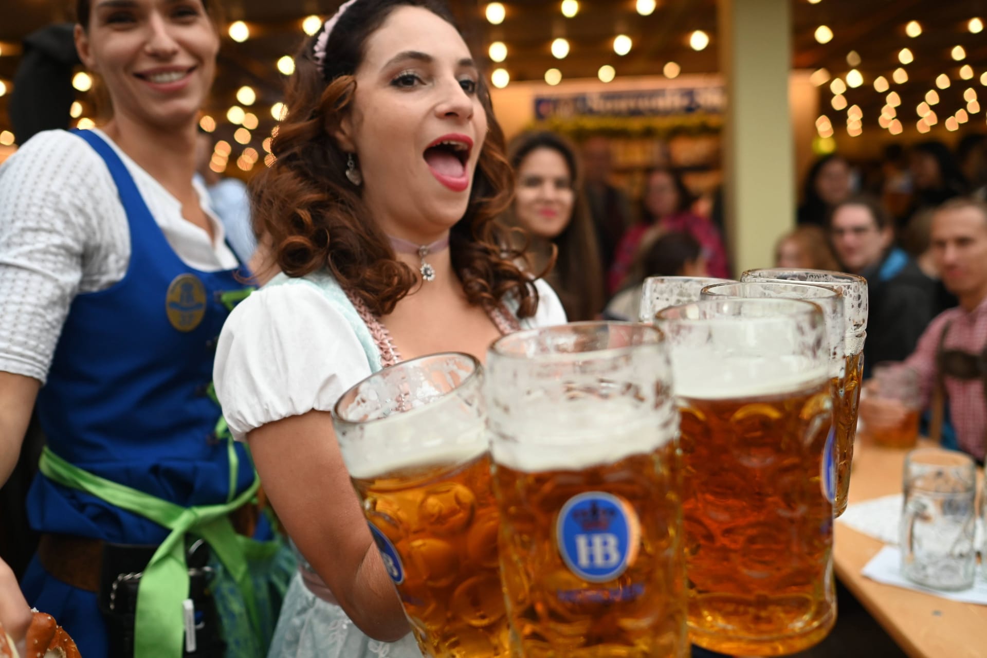 Kellnerin auf dem Oktoberfest (Archivfoto): Millionen Besucher kommen jedes Jahr – und lassen einiges an Geld da.