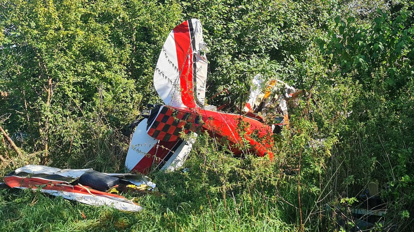 Die Absturzstelle nach dem Absturz eines Kleinflugzeuges. Ein Kleinflugzeug ist am Samstagmorgen in Gütersloh-Spexard abgestürzt.