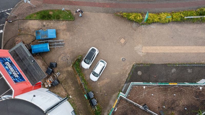 Vogelperspektive auf ein Diskothek (Archivbild): Auf diesem Parkplatz in der Nähe vom Hauptbahnhof in Herford soll eine Frau von einer Gruppe vergewaltigt worden sein.