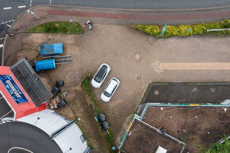 Vogelperspektive auf ein Diskothek (Archivbild): Auf diesem Parkplatz in der Nähe vom Hauptbahnhof in Herford soll eine Frau von einer Gruppe vergewaltigt worden sein.