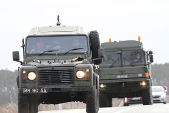 Britische Streitkräfte auf deutschen Straßen (Archivbild): Autofahrer werden um Abstand gebeten.