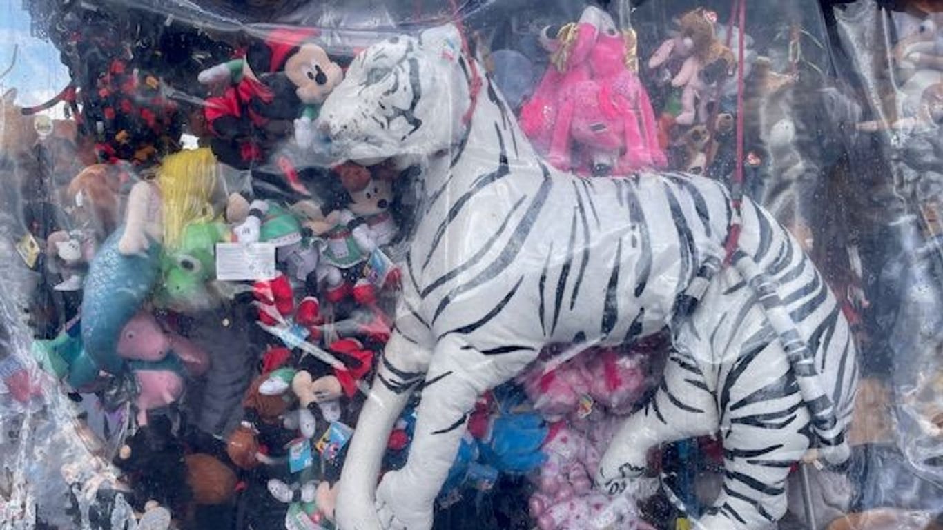 Wartet auf ein neues Zuhause: Ein Kuschel-Tiger auf der Theresienwiese.