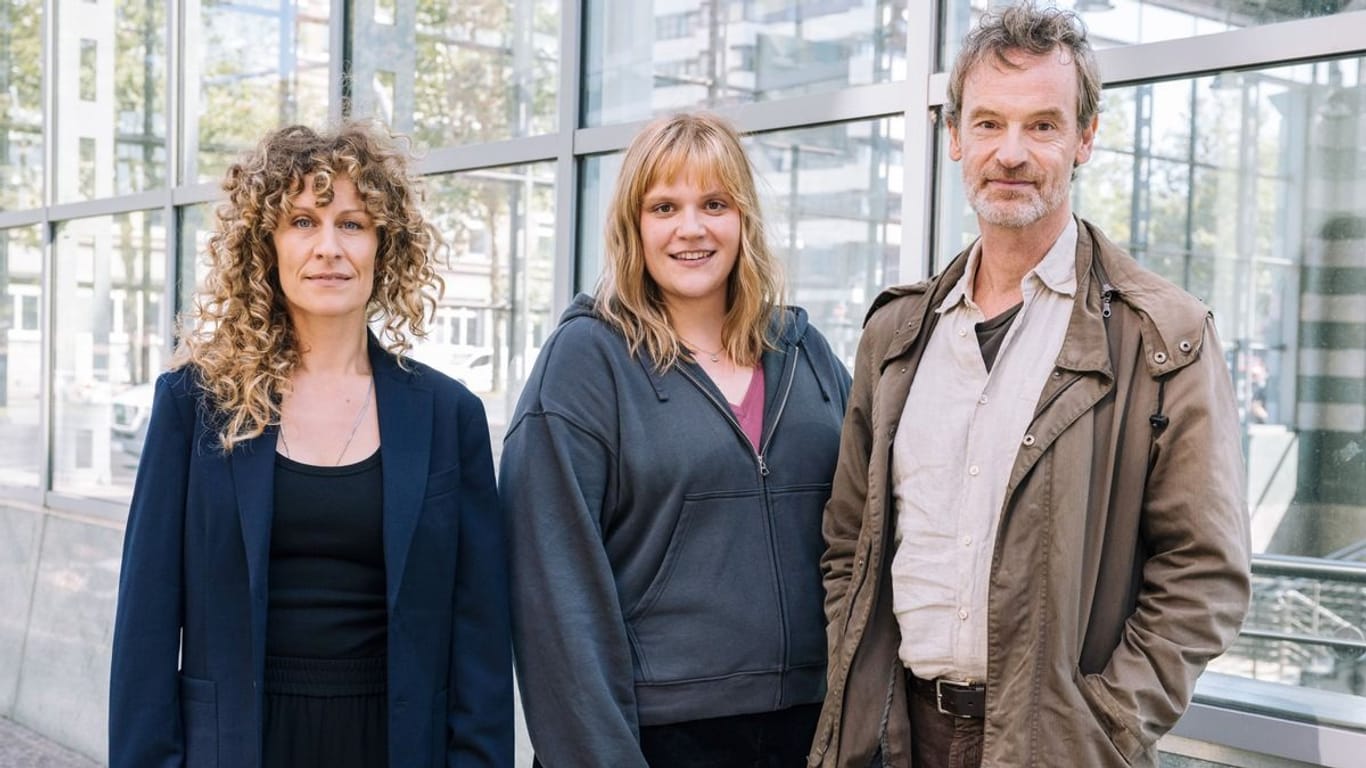 Drehstart mit Alessia Lause, Jörg Hartmann und Stefanie Reinsperger in Dortmund: Rosa Herzog ermittelt im neuen Tatort verdeckt im Frauenhaus.