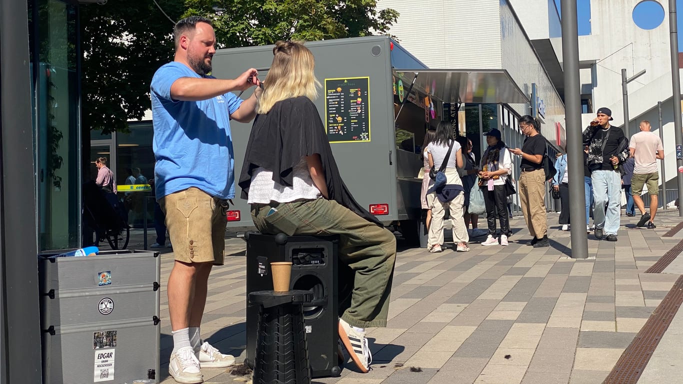 Diese Münchnerin bekommt gerade ihre Spitze geschnitten.