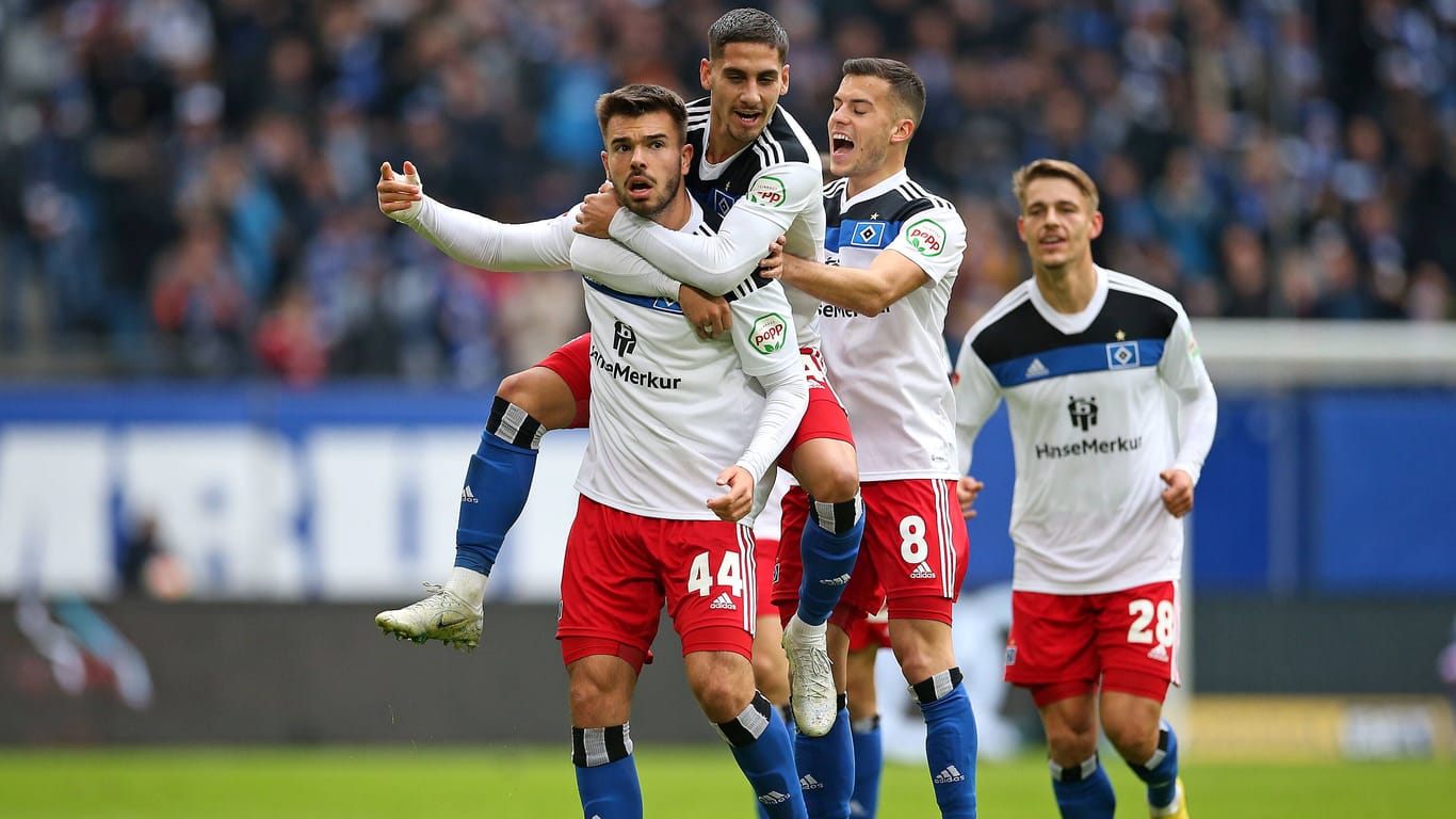 Mario Vuskovic wurde schnell Leistungsträger des HSV (Archivbild): Hier jubelt er mit seinen Mitspielern über ein Tor.