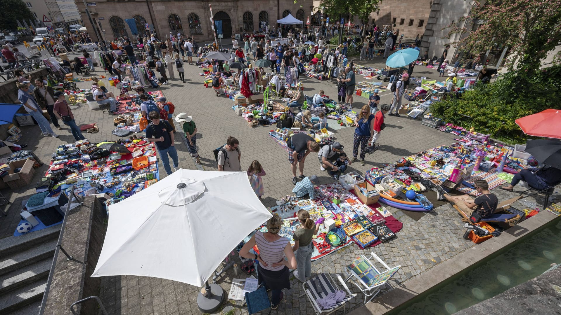 Der Trempelmarkt erstreckt sich durch die komplette Innenstadt (Archivbild): Auch hinter dem Rathaus wird gefeilscht.