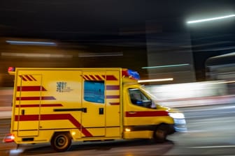 ARCHIV - 07.11.2023, Sachsen, Dresden: Ein Rettungswagen der Feuerwehr Dresden fährt am Abend im Stadtteil Johannstadt entlang.