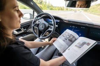 In einem Magazin blättern, während das Auto steuert: Mercedes hat einen weiteren Schritt in Richtung autonomes Fahren gemacht.