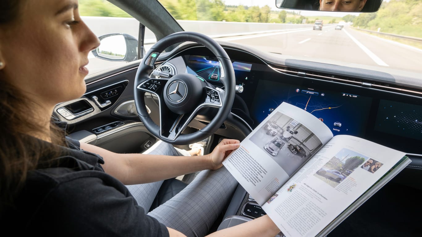 In einem Magazin blättern, während das Auto steuert: Mercedes hat einen weiteren Schritt in Richtung autonomes Fahren gemacht.