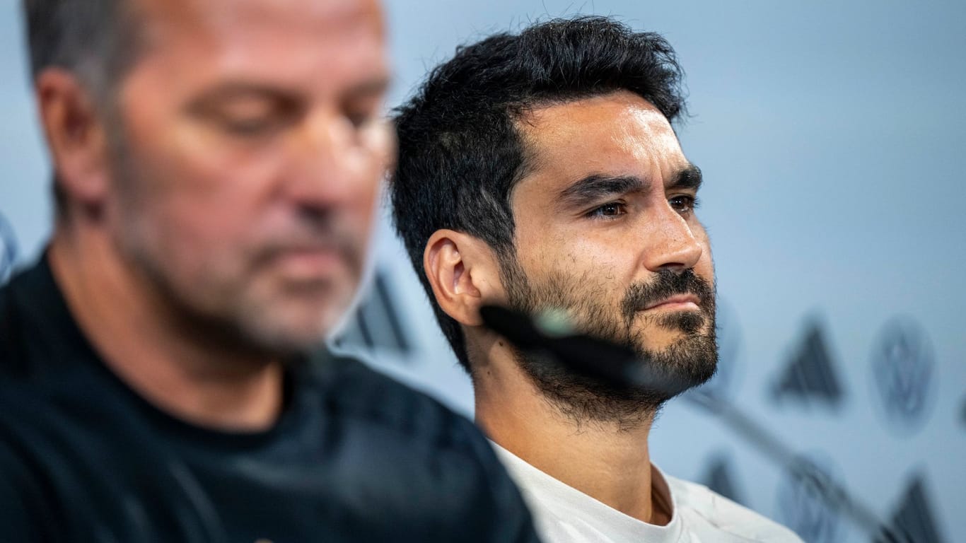 Hansi Flick und Ilkay Gündogan (r)