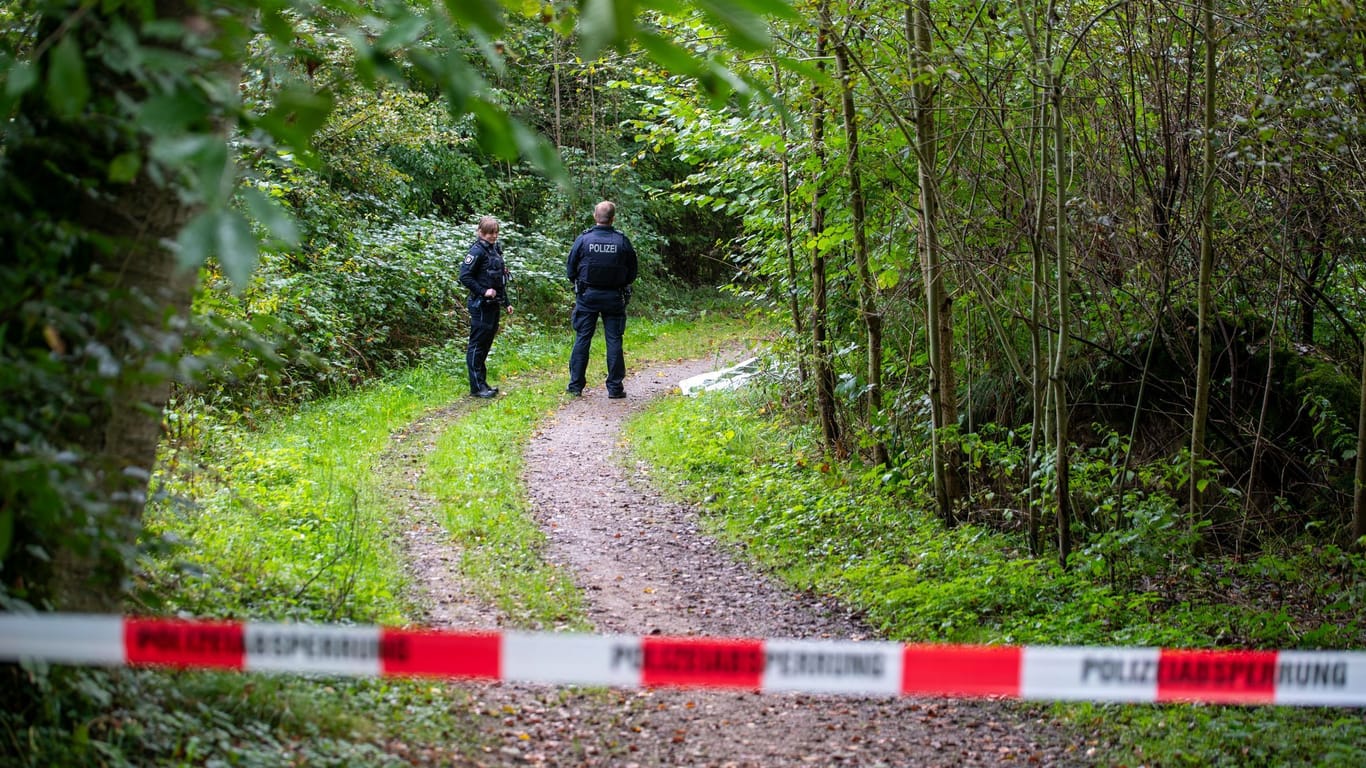 Der Wald bei Witzeeze: Polizisten stehen auf einem abgesperrten Weg.