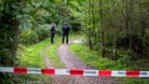 Der Wald bei Witzeeze: Polizisten stehen auf einem abgesperrten Weg.