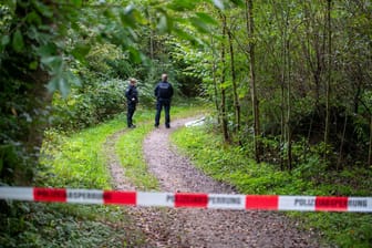 Der Wald bei Witzeeze: Polizisten stehen auf einem abgesperrten Weg.