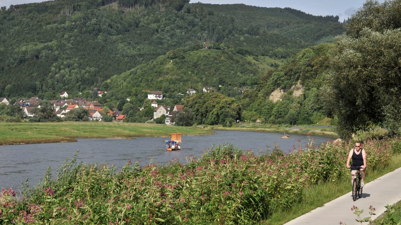 Weser bei Rühle im Weserbergland (Archivfoto): Die Region wird durchzogen vom Weserradweg und führt auf etwa 520 Kilometern bis an die Nordsee.