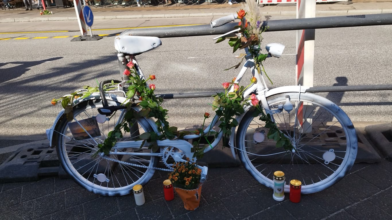 Ein weißes Fahrrad: Das sogenannte Geisterrad wird als Mahnmal für im Straßenverkehr tödlich verunglückte Radfahrer am Unglücksort aufgestellt.