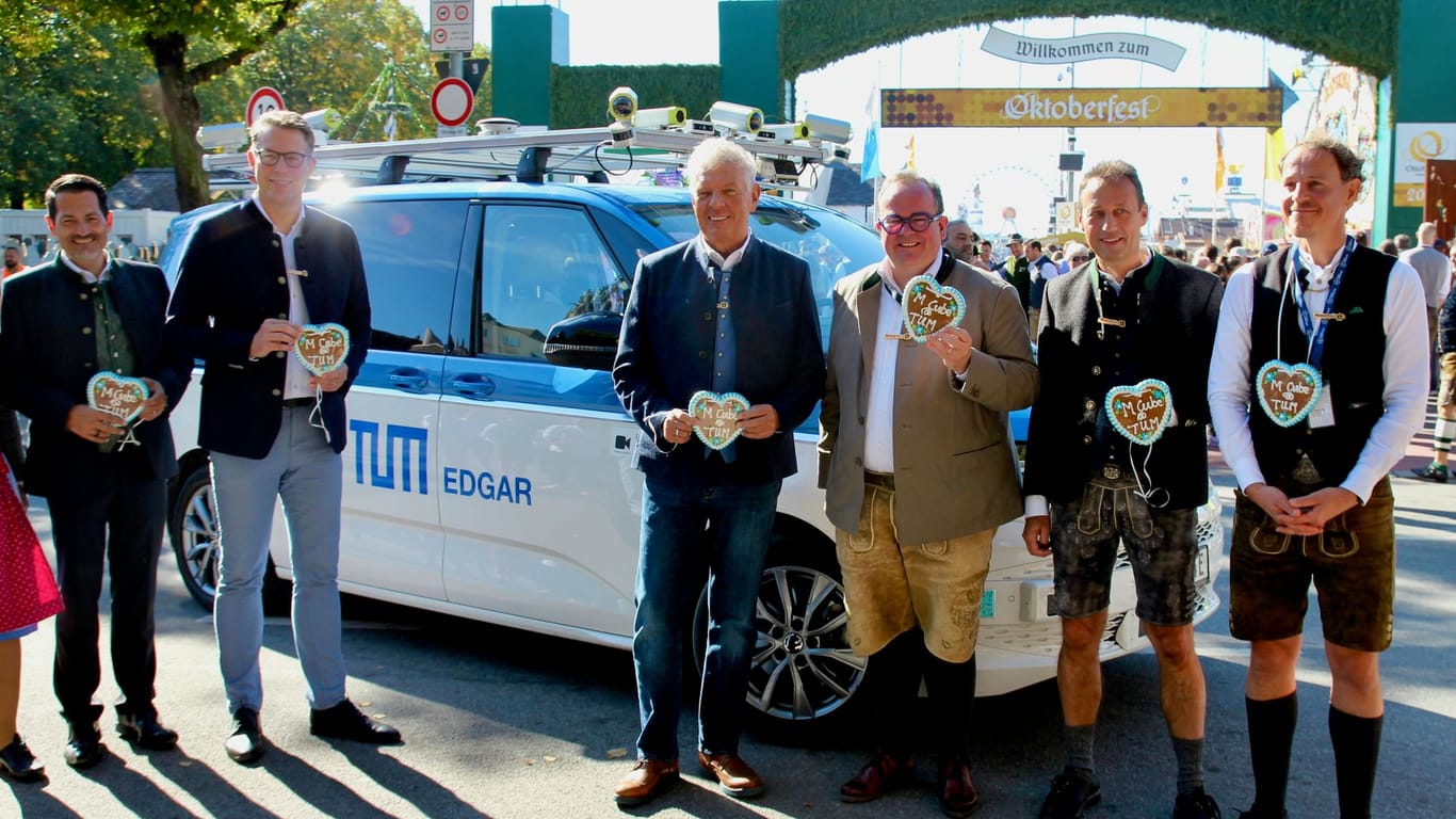 Von links nach rechts: TUM-Präsident Thomas Hofmann, Wissenschaftsminister Markus Blume, OB Dieter Reiter, Wiesn-Chef Clemens Baumgärtner, Projektleiter Markus Lienkamp und MCube-Geschäftsführer Oliver May-Beckmann.