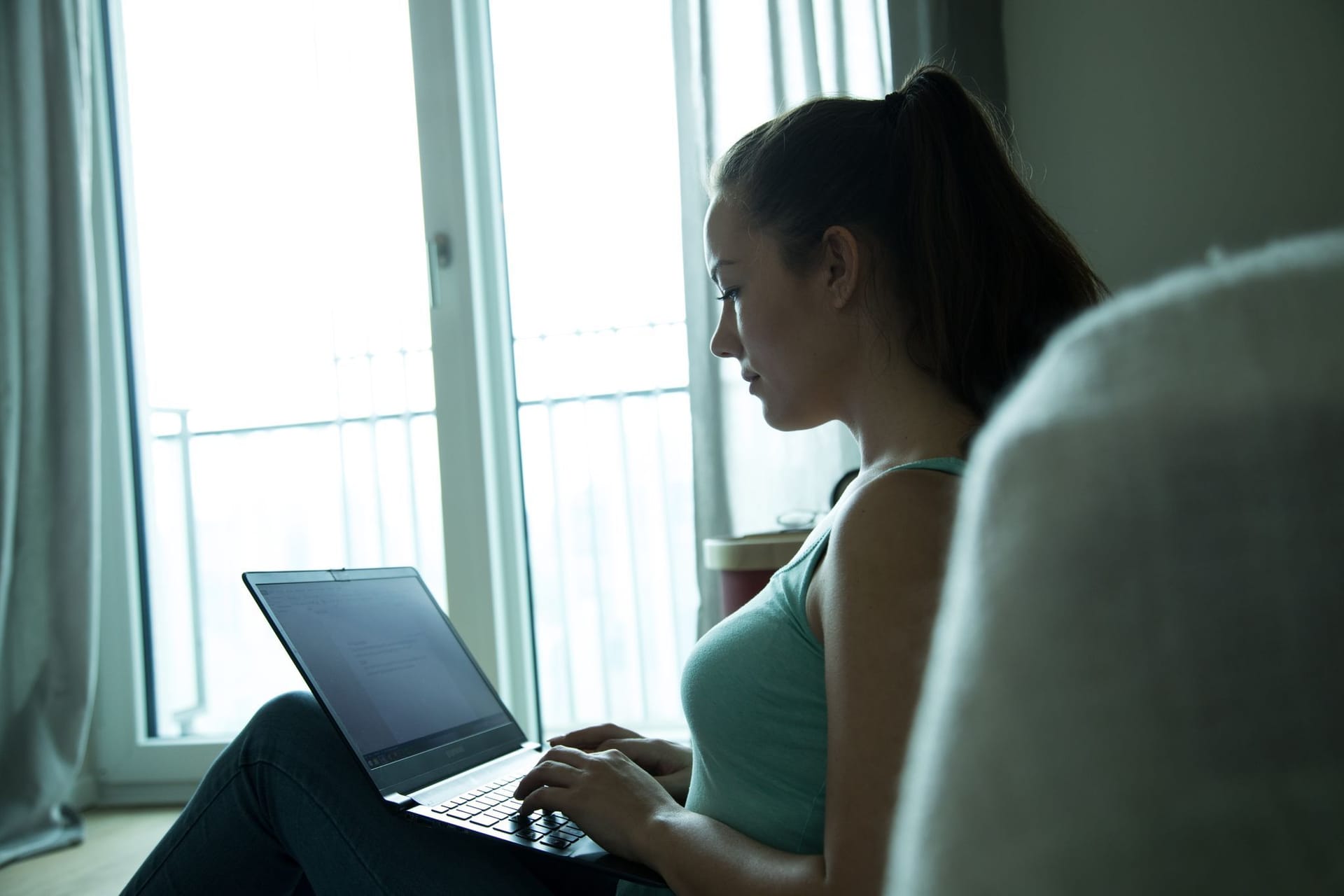 Frau arbeitet am Laptop Frau arbeitet am Laptop