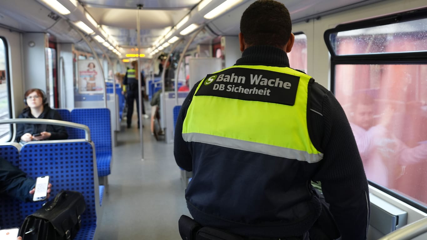 "Prüfmarathon" im HVV: Mitarbeiterinnen und Mitarbeiter kontrollieren die Fahrgäste in einer S-Bahn.