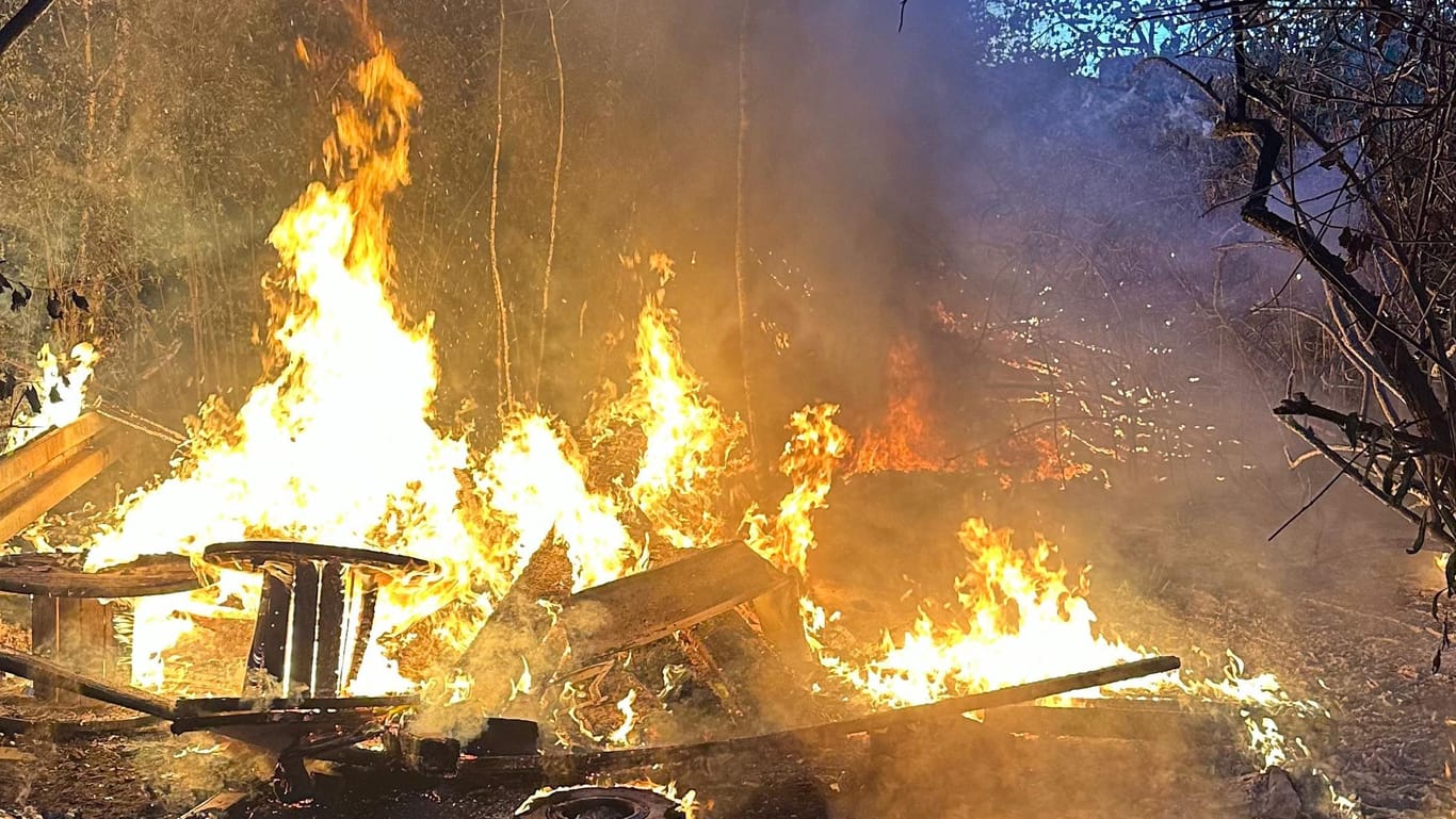 Die Essener Feuerwehr musste am Sonntag einen Brand im Essener Ostviertel löschen: Handelte es sich um die Schlafstätte eines Obdachlosen?