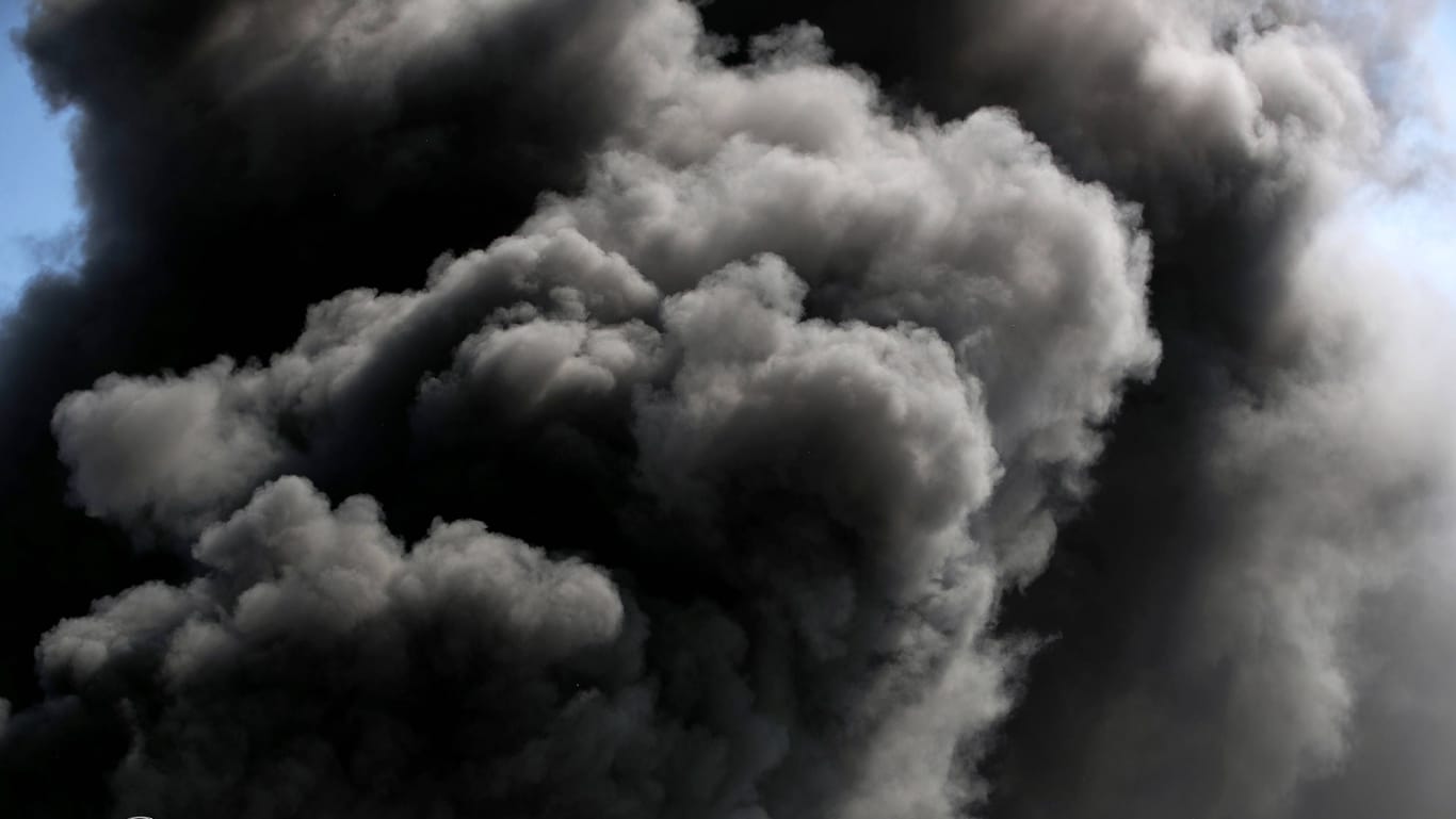 Rauch bei einem Großbrand (Symbolbild): Einsatzkräfte der Feuerwehr Bremen bekämpfen den Brand im Bremer Stadtteil In den Hufen.