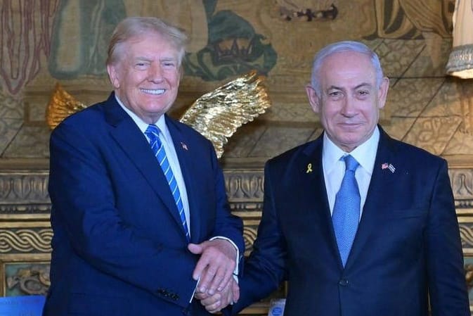 Donald Trump mit Benjamin Netanjahu: Der israelische Premierminister besuchte den Ex-Präsidenten zuletzt in Florida.