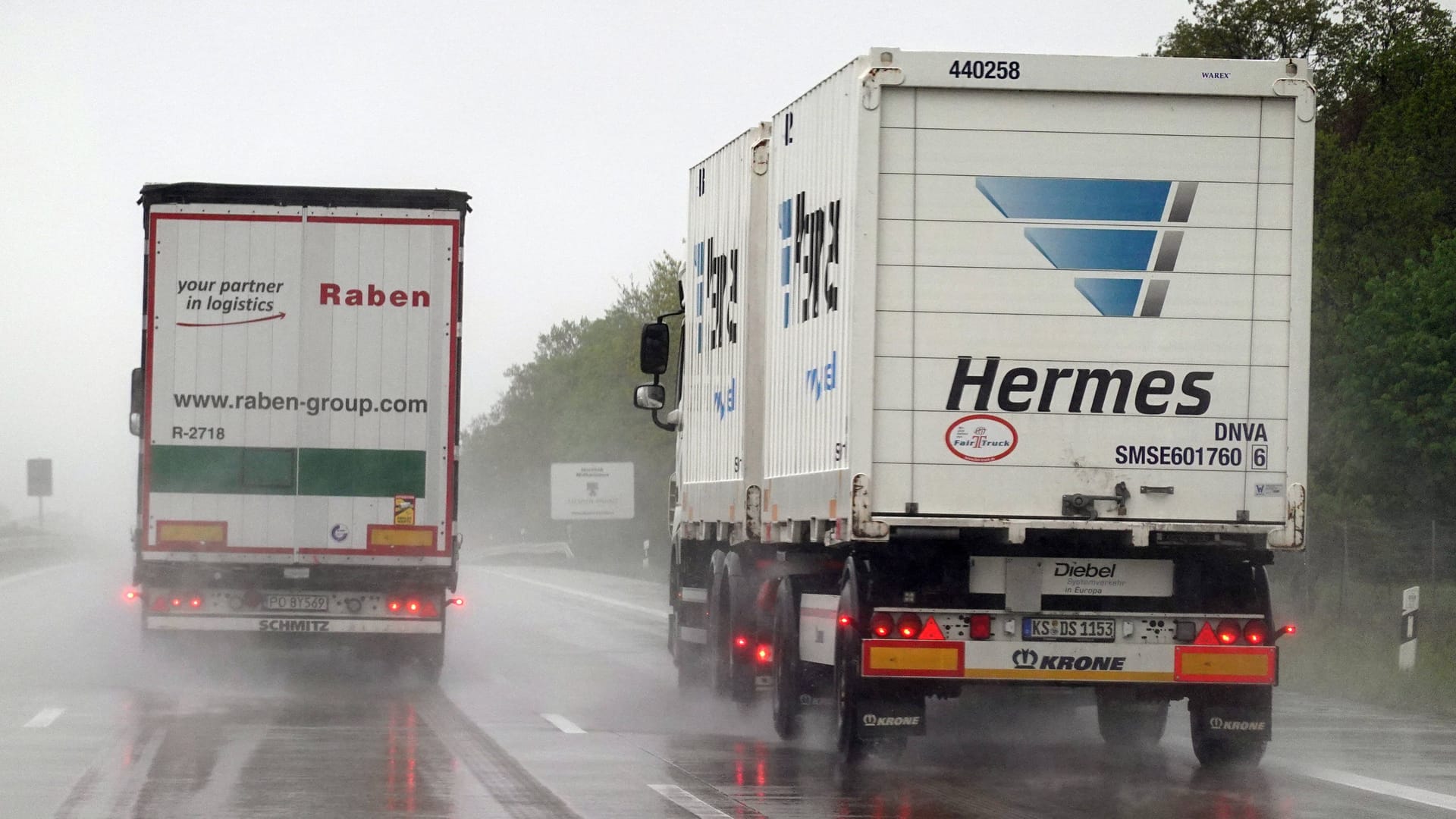 Elefantenrennen: Wenn der vordere Lkw weit genug vorbeigezogen ist, gibt der hintere kurz Lichthupe.