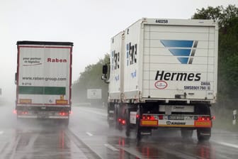 Elefantenrennen: Wenn der vordere Lkw weit genug vorbeigezogen ist, gibt der hintere kurz Lichthupe.