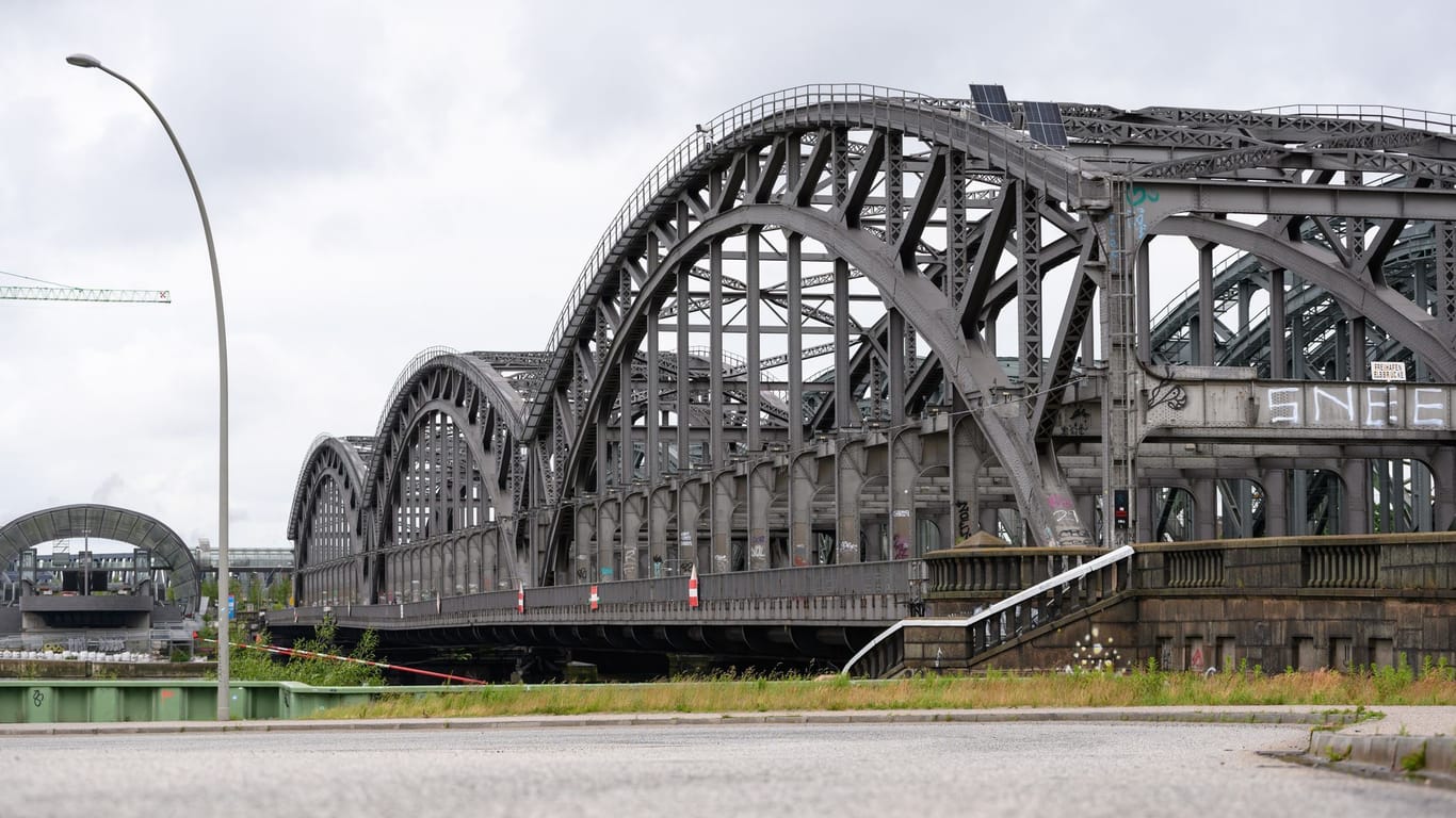 Die Freihafenelbbrücke in der Hafencity an der Elbe (Archivbild): Die HPA will die Belastung der Brücke reduzieren.