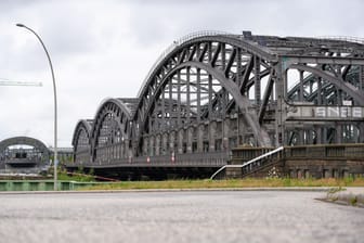 Die Freihafenelbbrücke in der Hafencity an der Elbe (Archivbild): Die HPA will die Belastung der Brücke reduzieren.