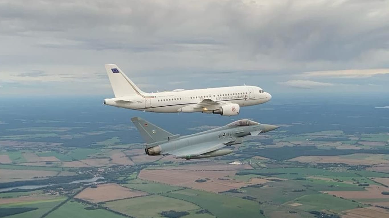 Ein Eurofighter der deutschen Luftwaffe eskortiert den italienischen Staatspräsidenten Sergio Mattarella. Am Samstag fliegt er nach Köln.