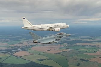 Ein Eurofighter der deutschen Luftwaffe eskortiert den italienischen Staatspräsidenten Sergio Mattarella. Am Samstag fliegt er nach Köln.