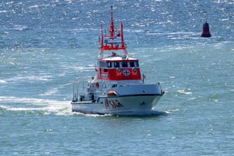 Seenotkreuzer (Archivbild): Die alarmierten Retter suchten mit fünf Booten, mehreren Hubschraubern und einem Flugzeug das Wasser ab.