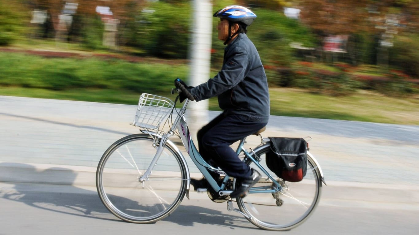 Mann fährt auf Fahrrad